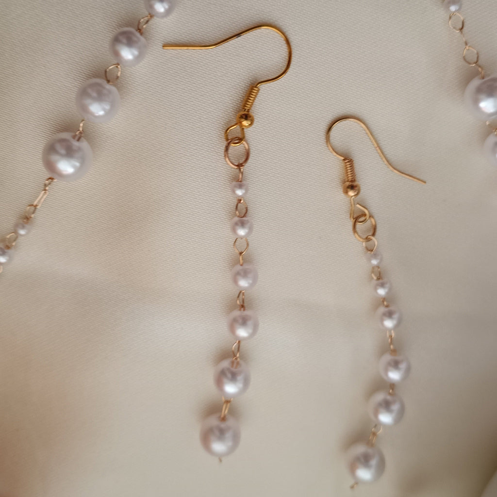 Set collana  ed orecchini pendenti di perle