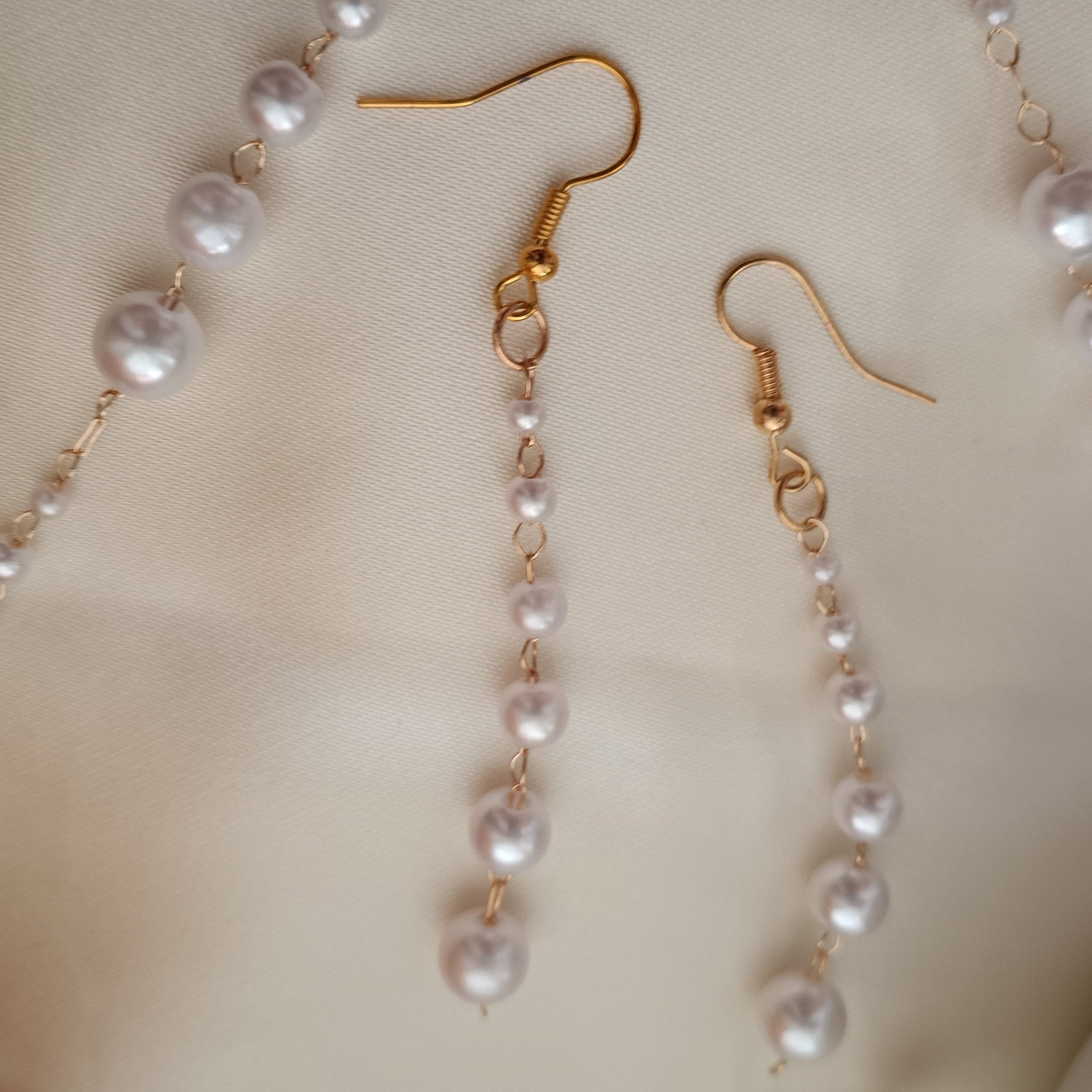 Set collana  ed orecchini pendenti di perle