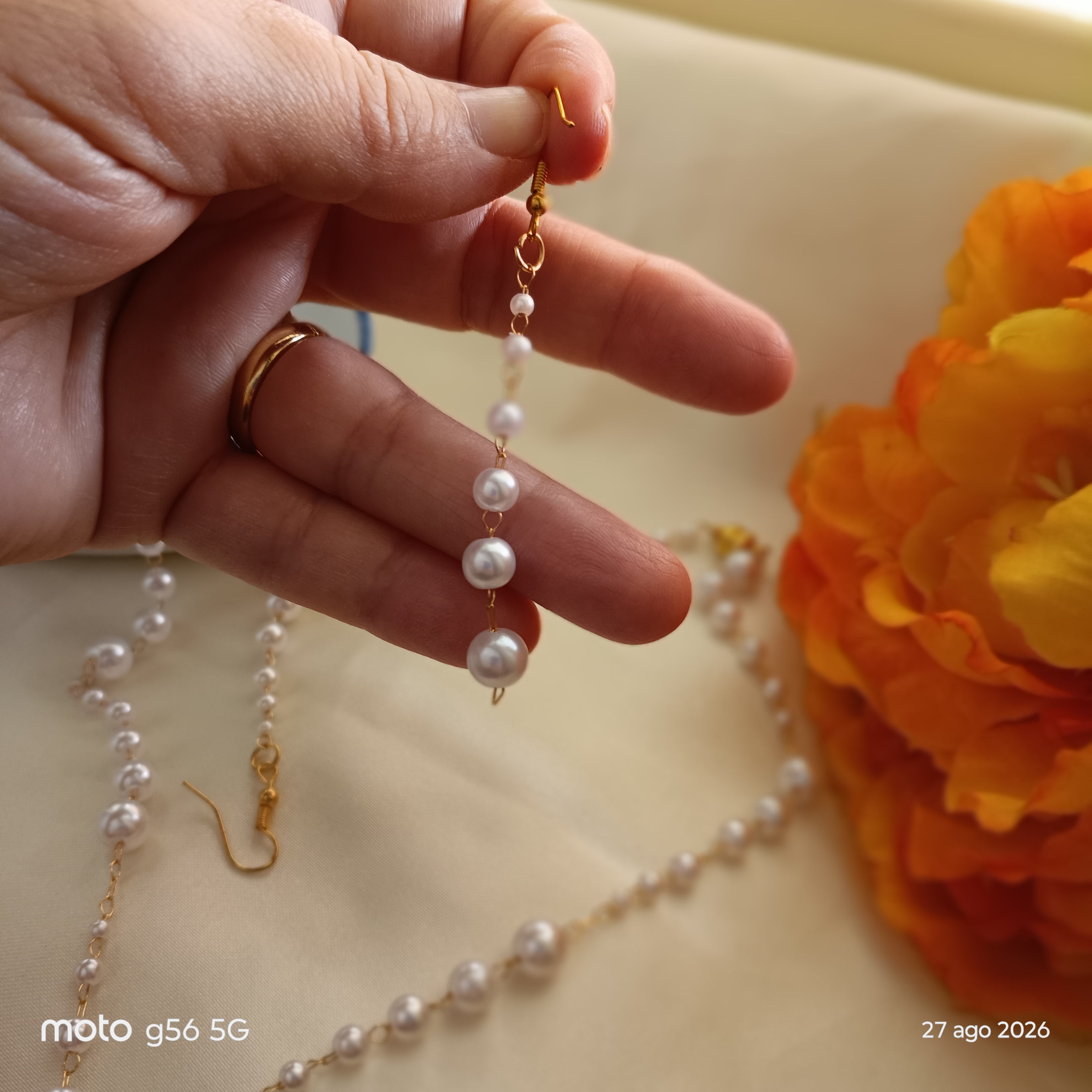 Set collana  ed orecchini pendenti di perle