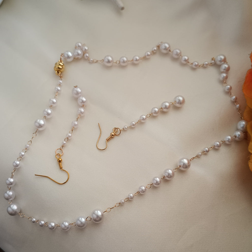 Set collana  ed orecchini pendenti di perle