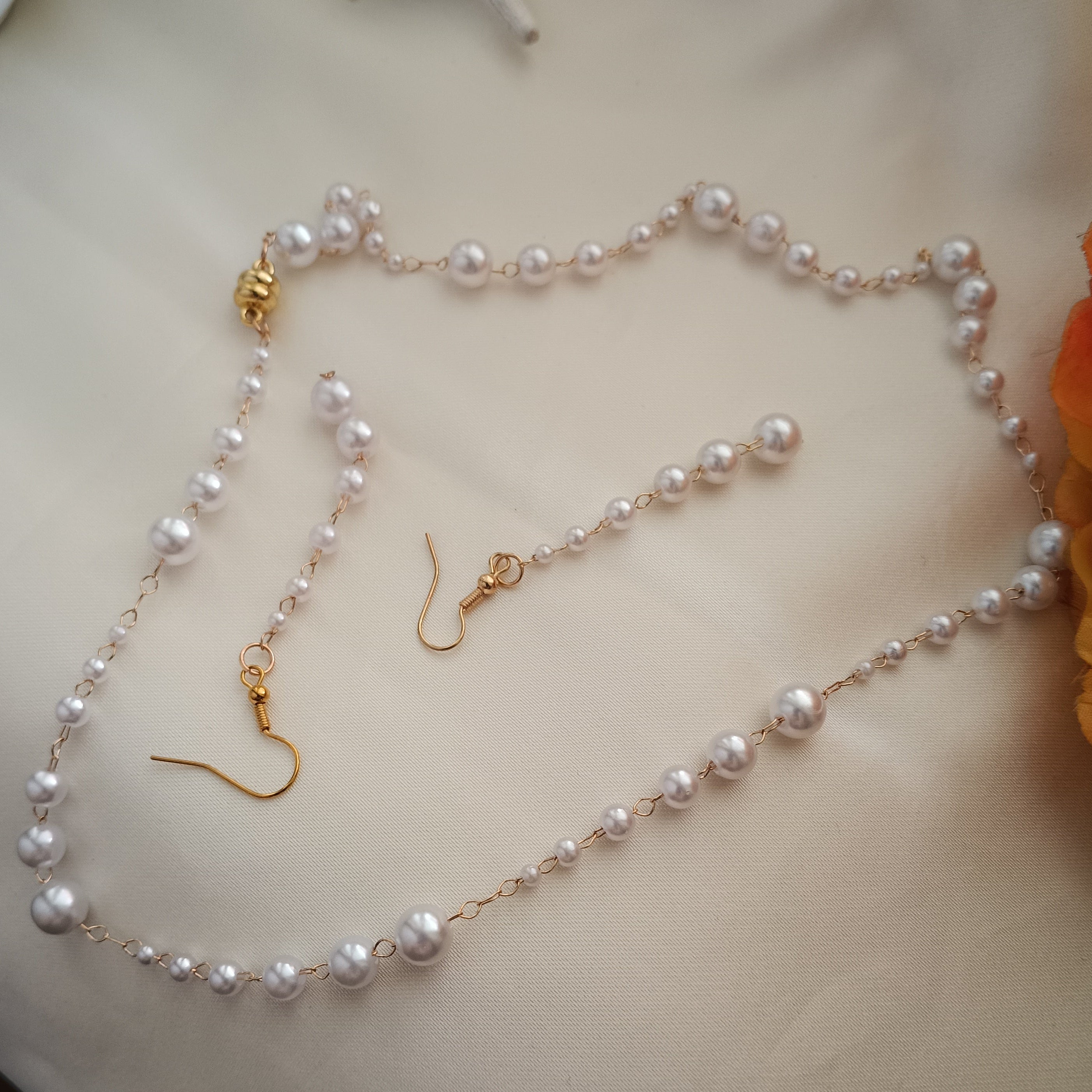 Set collana  ed orecchini pendenti di perle