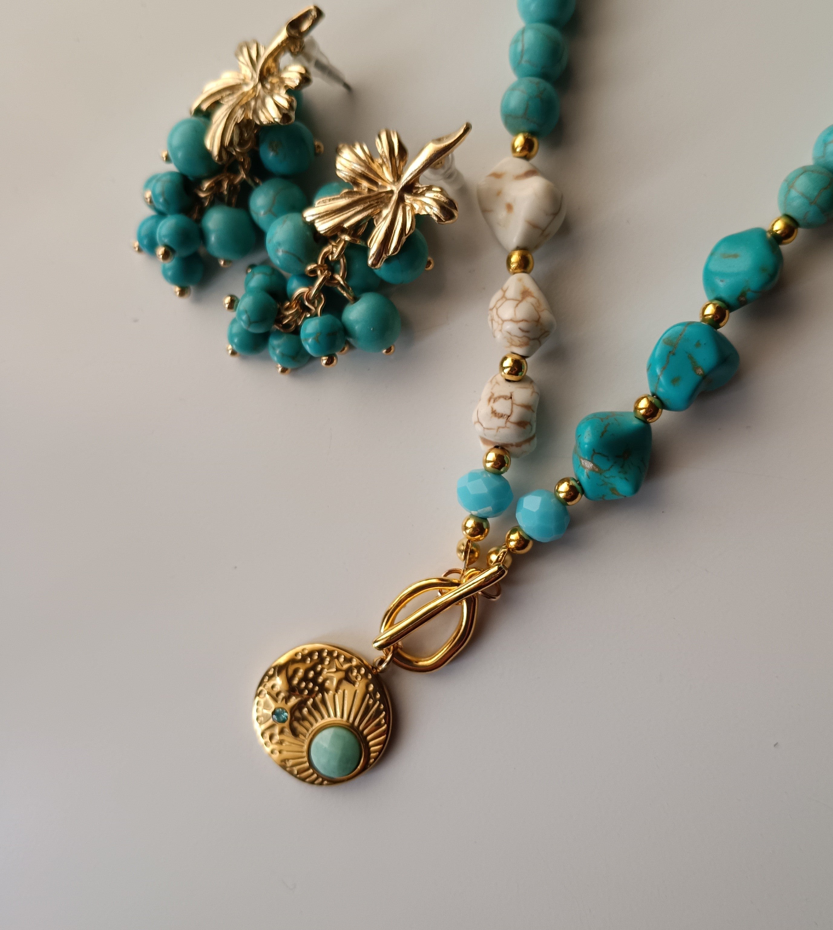 Set collana e orecchini armoniosi