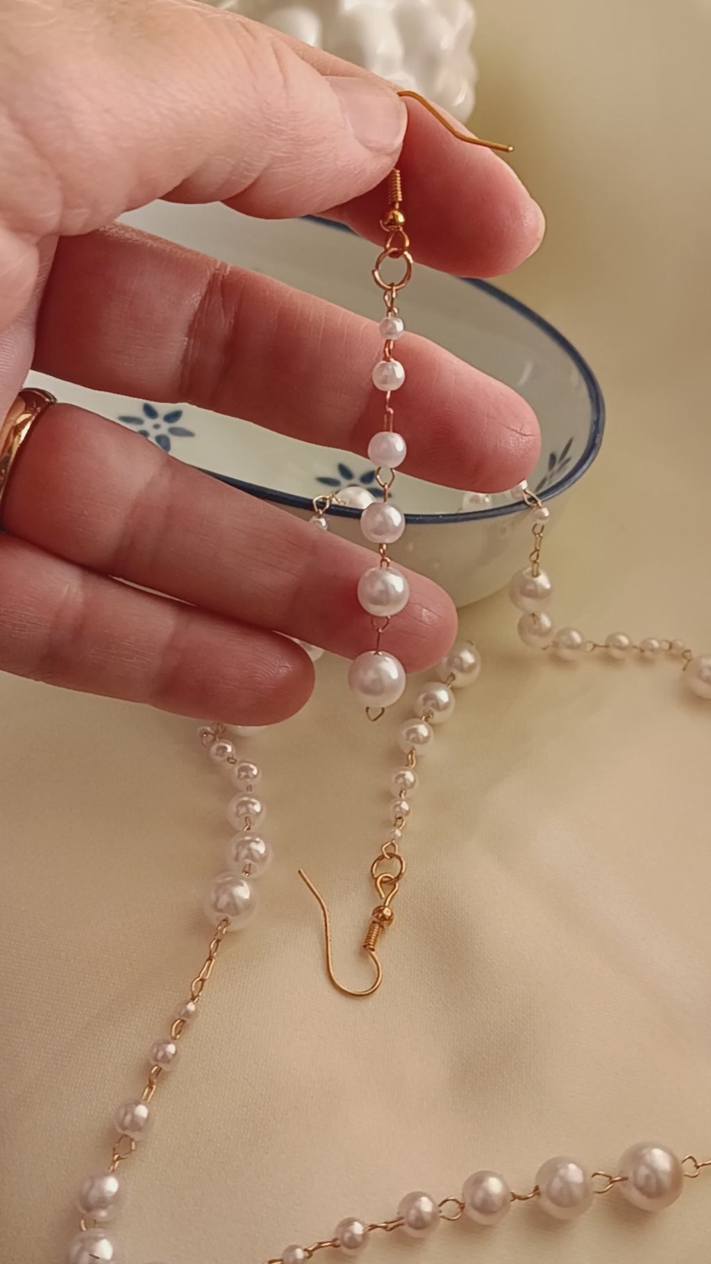 Set collana  ed orecchini pendenti di perle